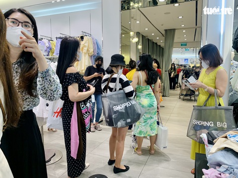 Black Friday tại TP.HCM: Sôi động tùy chỗ - Ảnh 4. Black Friday tại TP.HCM: Sôi động tùy chỗ - Ảnh 4.