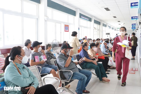 Đi khám chữa bệnh, mắc COVID tại bệnh viện, ai chi trả? - Ảnh 1. Đi khám chữa bệnh, mắc COVID tại bệnh viện, ai chi trả? - Ảnh 1.