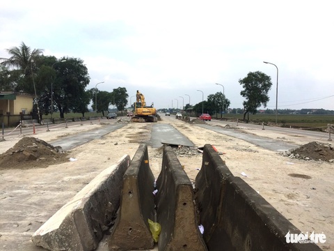 Tháo dỡ xong trạm thu phí Cầu Rác bỏ hoang trên quốc lộ 1 - Ảnh 3. Tháo dỡ xong trạm thu phí Cầu Rác bỏ hoang trên quốc lộ 1 - Ảnh 3.