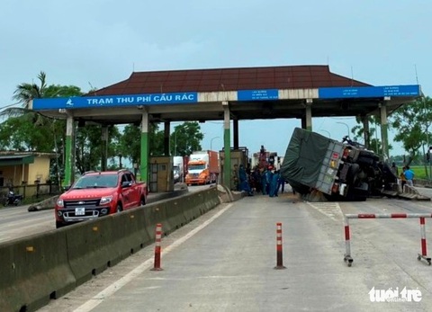 Tháo dỡ xong trạm thu phí Cầu Rác bỏ hoang trên quốc lộ 1 - Ảnh 1. Tháo dỡ xong trạm thu phí Cầu Rác bỏ hoang trên quốc lộ 1 - Ảnh 1.