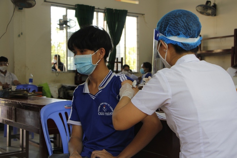 Kiên Giang: Người chưa tiêm vắc xin sẽ bị hạn chế dự tuyển vào làm việc ở các KCN - Ảnh 1. Kiên Giang: Người chưa tiêm vắc xin sẽ bị hạn chế dự tuyển vào làm việc ở các KCN - Ảnh 1.