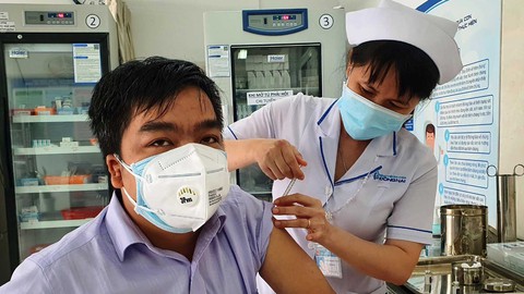Mũi 3, ai sẽ được tiêm trước? - Ảnh 2. Mũi 3, ai sẽ được tiêm trước? - Ảnh 2.