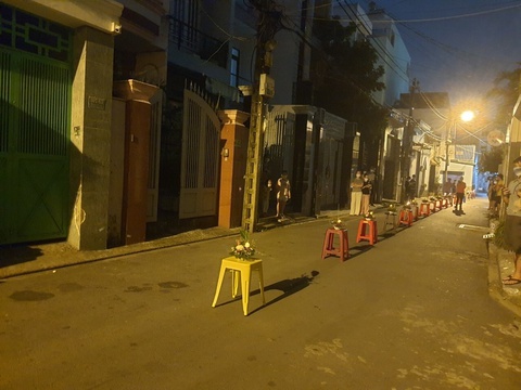 Những lẵng hoa tưởng niệm người mất vì COVID-19: Tôi muốn làm gì đó cho đồng bào - Ảnh 1. Những lẵng hoa tưởng niệm người mất vì COVID-19: Tôi muốn làm gì đó cho đồng bào - Ảnh 1.