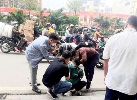 Khởi tố 2 bị can lừa đảo 170 người đi Hàn Quốc rồi bỏ rơi ở Đà Nẵng - Ảnh 2. Khởi tố 2 bị can lừa đảo 170 người đi Hàn Quốc rồi bỏ rơi ở Đà Nẵng - Ảnh 2.