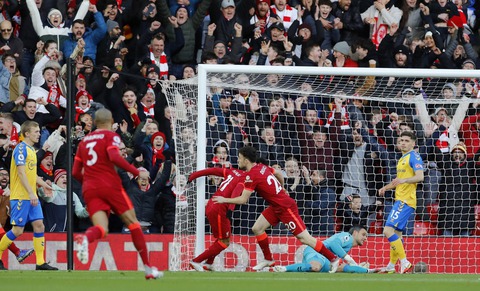 Đè bẹp Southampton, Liverpool gia tăng sức ép lên Chelsea - Ảnh 1. Đè bẹp Southampton, Liverpool gia tăng sức ép lên Chelsea - Ảnh 1.