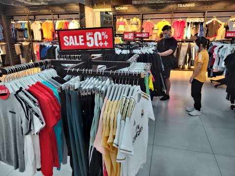 Black Friday cũng thua COVID-19 - Ảnh 1. Black Friday cũng thua COVID-19 - Ảnh 1.