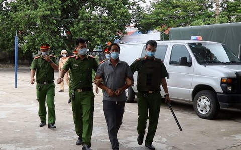 Giám đốc buộc ngư dân và thương lái phải nộp phí bảo kê dưới vỏ bọc hợp đồng dịch vụ - Ảnh 1. Giám đốc buộc ngư dân và thương lái phải nộp phí bảo kê dưới vỏ bọc hợp đồng dịch vụ - Ảnh 1.