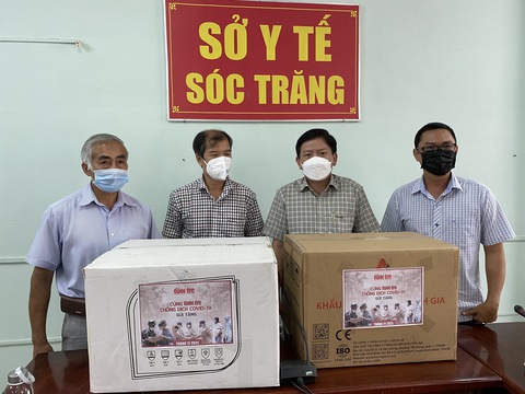 Trao quà của bạn đọc báo Tuổi Trẻ chia sẻ cùng Sóc Trăng chống dịch - Ảnh 1. Trao quà của bạn đọc báo Tuổi Trẻ chia sẻ cùng Sóc Trăng chống dịch - Ảnh 1.