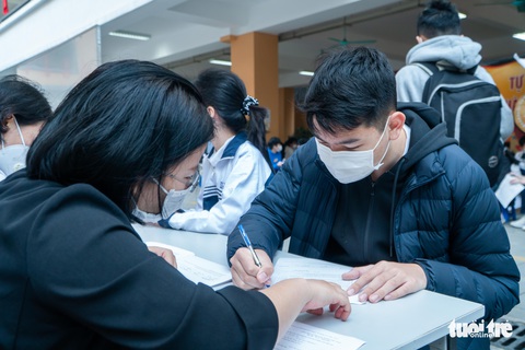 Học sinh lớp 9 tại Hà Nội tiêm vắc xin ngừa COVID-19: Vừa hồi hộp, vừa mừng - Ảnh 2. Học sinh lớp 9 tại Hà Nội tiêm vắc xin ngừa COVID-19: Vừa hồi hộp, vừa mừng - Ảnh 2.