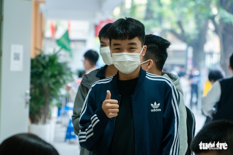 Học sinh lớp 9 tại Hà Nội tiêm vắc xin ngừa COVID-19: Vừa hồi hộp, vừa mừng - Ảnh 3. Học sinh lớp 9 tại Hà Nội tiêm vắc xin ngừa COVID-19: Vừa hồi hộp, vừa mừng - Ảnh 3.