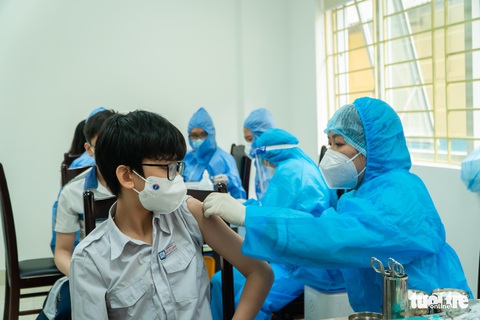 Học sinh lớp 9 tại Hà Nội tiêm vắc xin ngừa COVID-19: Vừa hồi hộp, vừa mừng - Ảnh 4. Học sinh lớp 9 tại Hà Nội tiêm vắc xin ngừa COVID-19: Vừa hồi hộp, vừa mừng - Ảnh 4.