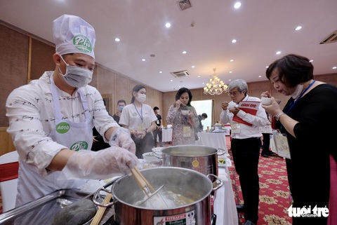 Đi tìm người nấu phở ngon khu vực phía Bắc: Cuộc tranh tài của những người đam mê phở - Ảnh 12. Đi tìm người nấu phở ngon khu vực phía Bắc: Cuộc tranh tài của những người đam mê phở - Ảnh 12.