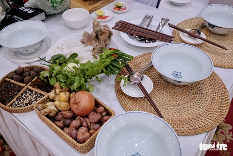 Đi tìm người nấu phở ngon khu vực phía Bắc: Cuộc tranh tài của những người đam mê phở - Ảnh 8. Đi tìm người nấu phở ngon khu vực phía Bắc: Cuộc tranh tài của những người đam mê phở - Ảnh 8.
