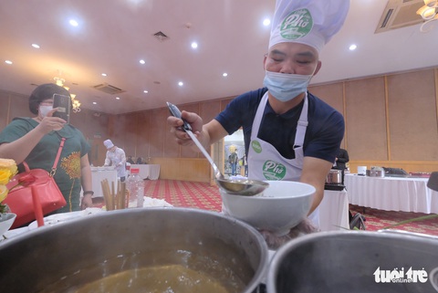 Đi tìm người nấu phở ngon khu vực phía Bắc: Cuộc tranh tài của những người đam mê phở - Ảnh 6. Đi tìm người nấu phở ngon khu vực phía Bắc: Cuộc tranh tài của những người đam mê phở - Ảnh 6.