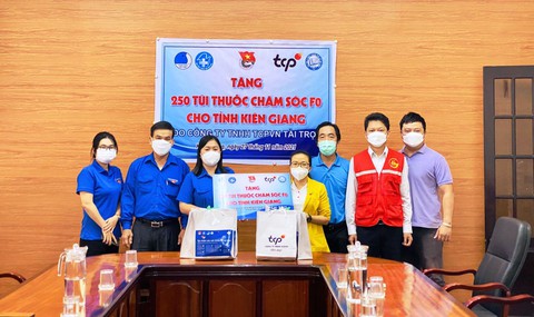 Trao tặng 250 túi thuốc yêu thương hỗ trợ điều trị F0 tại nhà - Ảnh 1. Trao tặng 250 túi thuốc yêu thương hỗ trợ điều trị F0 tại nhà - Ảnh 1.