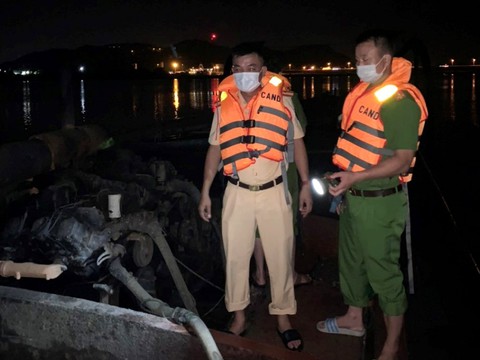 Khai thác cát trái phép lại hoành hành trên sông La - Ảnh 2. Khai thác cát trái phép lại hoành hành trên sông La - Ảnh 2.