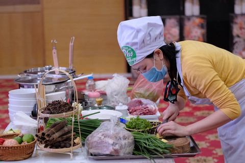 Ngày của phở 12-12. Sơ khảo Đi tìm người nấu phở ngon khu vực miền Bắc 27-11-2021. Nguyễn Minh Phương - Ảnh: NAM TRẦN Thí sinh dự sơ khảo cuộc thi Đi tìm người nấu phở ngon khu vực miền Bắc 27-11-202 - Ảnh minh họa: NAM TRẦN
