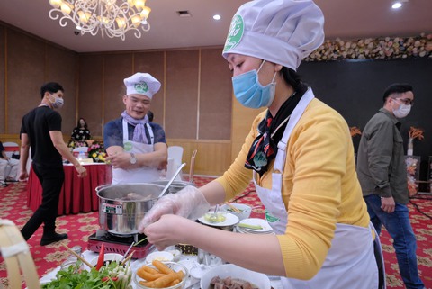 Đi tìm người nấu phở ngon khu vực phía Bắc: Cuộc tranh tài của những người đam mê phở - Ảnh 13. Đi tìm người nấu phở ngon khu vực phía Bắc: Cuộc tranh tài của những người đam mê phở - Ảnh 13.