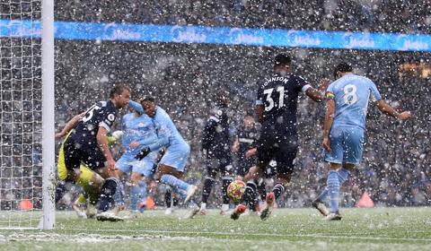 Đá bại West Ham, Man City bắt kịp đội đầu bảng Chelsea - Ảnh 1. Đá bại West Ham, Man City bắt kịp đội đầu bảng Chelsea - Ảnh 1.