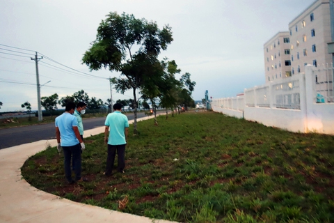Tạm giữ hình sự nhóm nghi can chém chết người ở Bình Phước rồi trốn lên TP.HCM - Ảnh 2. Tạm giữ hình sự nhóm nghi can chém chết người ở Bình Phước rồi trốn lên TP.HCM - Ảnh 2.