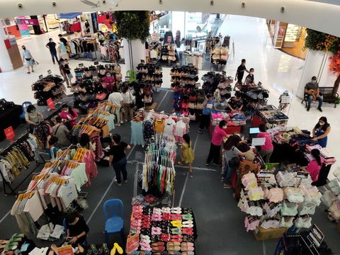 Sức mua ngày cuối Black Friday đã tăng mạnh, hàng thời trang nhộn nhịp - Ảnh 1. Sức mua ngày cuối Black Friday đã tăng mạnh, hàng thời trang nhộn nhịp - Ảnh 1.