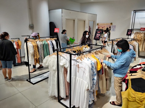 Sức mua ngày cuối Black Friday đã tăng mạnh, hàng thời trang nhộn nhịp - Ảnh 3. Sức mua ngày cuối Black Friday đã tăng mạnh, hàng thời trang nhộn nhịp - Ảnh 3.