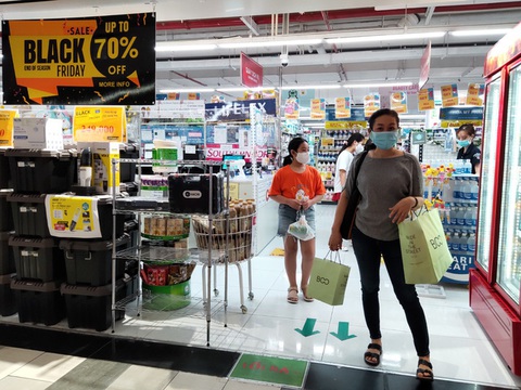 Sức mua ngày cuối Black Friday đã tăng mạnh, hàng thời trang nhộn nhịp - Ảnh 5. Sức mua ngày cuối Black Friday đã tăng mạnh, hàng thời trang nhộn nhịp - Ảnh 5.