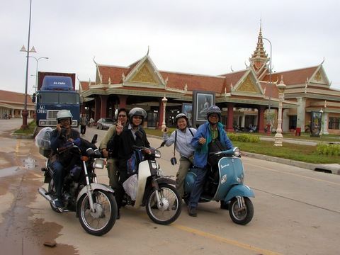 Chiếc Vespa vượt Trường Sơn ra Hà Nội lấy tấm bản đồ, vượt biên giới đến Phnom Penh - Ảnh 4. Chiếc Vespa vượt Trường Sơn ra Hà Nội lấy tấm bản đồ, vượt biên giới đến Phnom Penh - Ảnh 4.