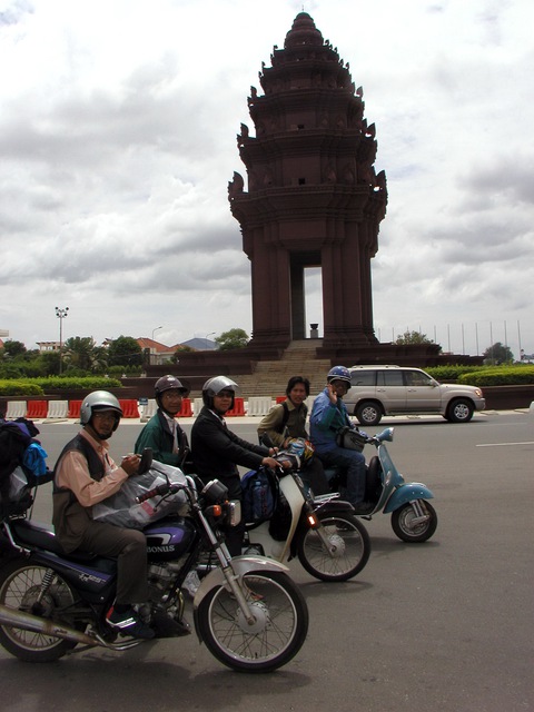Chiếc Vespa vượt Trường Sơn ra Hà Nội lấy tấm bản đồ, vượt biên giới đến Phnom Penh - Ảnh 7. Chiếc Vespa vượt Trường Sơn ra Hà Nội lấy tấm bản đồ, vượt biên giới đến Phnom Penh - Ảnh 7.