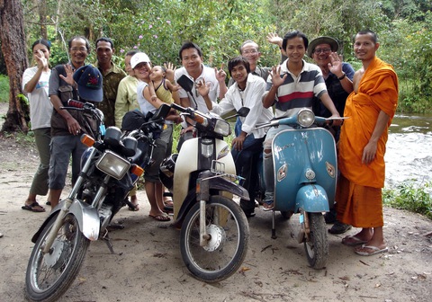 Chiếc Vespa vượt Trường Sơn ra Hà Nội lấy tấm bản đồ, vượt biên giới đến Phnom Penh - Ảnh 8. Chiếc Vespa vượt Trường Sơn ra Hà Nội lấy tấm bản đồ, vượt biên giới đến Phnom Penh - Ảnh 8.