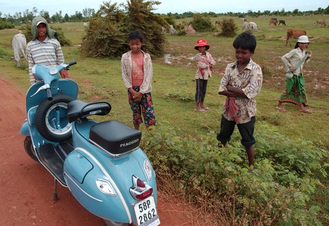 Chiếc Vespa vượt Trường Sơn ra Hà Nội lấy tấm bản đồ, vượt biên giới đến Phnom Penh - Ảnh 9. Chiếc Vespa vượt Trường Sơn ra Hà Nội lấy tấm bản đồ, vượt biên giới đến Phnom Penh - Ảnh 9.