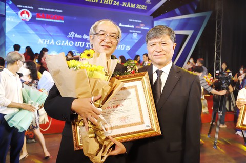 Chuyên viên đầu tiên nhận giải thưởng Võ Trường Toản - Ảnh 1. Chuyên viên đầu tiên nhận giải thưởng Võ Trường Toản - Ảnh 1.