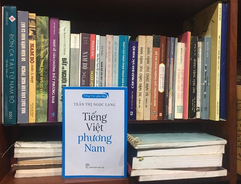 Tiếng nước tôi: Bậu ơi xin chớ giả đò ngó lơ! - Ảnh 1. Tiếng nước tôi: Bậu ơi xin chớ giả đò ngó lơ! - Ảnh 1.