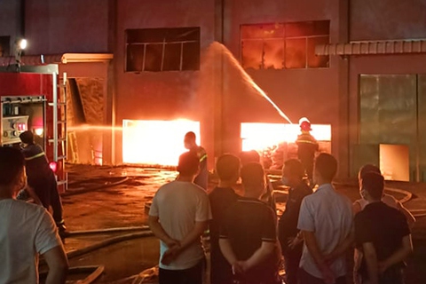 Sau tiếng nổ lớn, công ty máy móc nông nghiệp bùng cháy, cột lửa cao hàng chục mét - Ảnh 1. Sau tiếng nổ lớn, công ty máy móc nông nghiệp bùng cháy, cột lửa cao hàng chục mét - Ảnh 1.