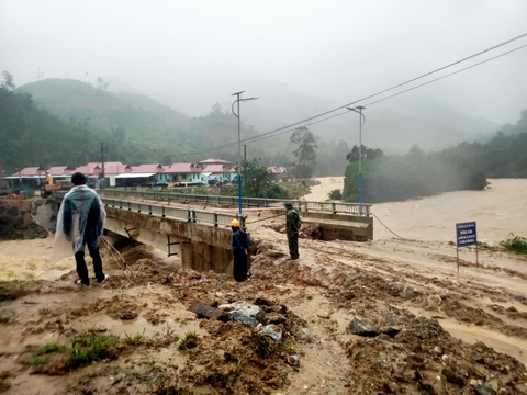 Thót tim cảnh người dân khiêng xe máy vượt lũ - Ảnh 9. Thót tim cảnh người dân khiêng xe máy vượt lũ - Ảnh 9.