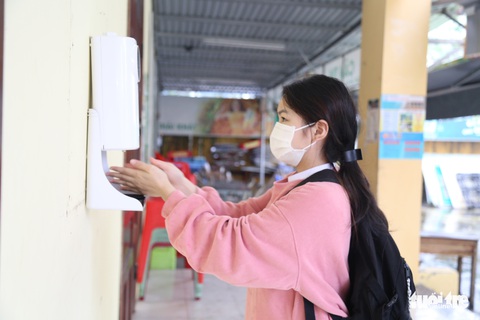 Học sinh lớp 10, 11 Đà Nẵng trở lại trường, thầy cô phải ‘làm tư tưởng’ cho phụ huynh - Ảnh 9. Học sinh lớp 10, 11 Đà Nẵng trở lại trường, thầy cô phải ‘làm tư tưởng’ cho phụ huynh - Ảnh 9.
