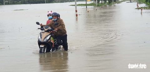 Phú Yên mưa suốt 3 ngày, sẵn sàng sơ tán cả ngàn dân - Ảnh 3. Phú Yên mưa suốt 3 ngày, sẵn sàng sơ tán cả ngàn dân - Ảnh 3.