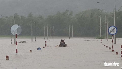 Phú Yên mưa suốt 3 ngày, sẵn sàng sơ tán cả ngàn dân - Ảnh 2. Phú Yên mưa suốt 3 ngày, sẵn sàng sơ tán cả ngàn dân - Ảnh 2.