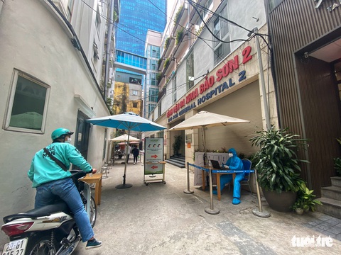 Test nhanh dương tính, bệnh viện để cách ly trong xe cấp cứu suốt 16 tiếng - Ảnh 4. Test nhanh dương tính, bệnh viện để cách ly trong xe cấp cứu suốt 16 tiếng - Ảnh 4.