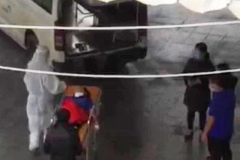 Nữ sinh lớp 10 ở Huế đi bệnh viện sau tiêm là do lo sợ, không phải sốc phản vệ - Ảnh 1. Nữ sinh lớp 10 ở Huế đi bệnh viện sau tiêm là do lo sợ, không phải sốc phản vệ - Ảnh 1.