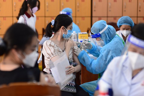 TP.HCM: Tiêm vắc xin phòng COVID-19 đợt 2 cho trẻ 12-17 tuổi, đạt gần 80% - Ảnh 1. TP.HCM: Tiêm vắc xin phòng COVID-19 đợt 2 cho trẻ 12-17 tuổi, đạt gần 80% - Ảnh 1.