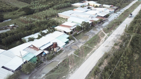 Doanh nghiệp kêu trời vì đường vào khu công nghiệp nát như tương - Ảnh 1. Doanh nghiệp kêu trời vì đường vào khu công nghiệp nát như tương - Ảnh 1.