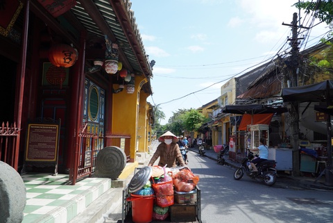 Người Hội An tất bật dọn dẹp hàng quán đón khách du lịch - Ảnh 7. Người Hội An tất bật dọn dẹp hàng quán đón khách du lịch - Ảnh 7.