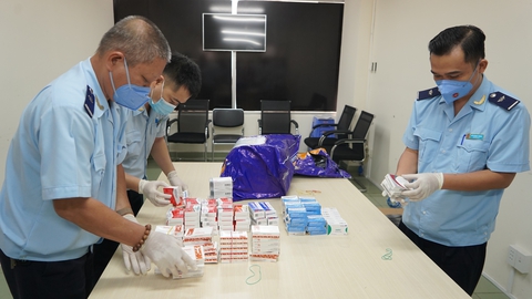Thu giữ 3.000 viên thuốc hỗ trợ điều trị COVID-19 nhập lậu vào Việt Nam - Ảnh 1. Thu giữ 3.000 viên thuốc hỗ trợ điều trị COVID-19 nhập lậu vào Việt Nam - Ảnh 1.