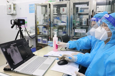Người dân TP.HCM bất ngờ khi đi tiêm vắc xin được chụp X-quang phổi miễn phí - Ảnh 2. Người dân TP.HCM bất ngờ khi đi tiêm vắc xin được chụp X-quang phổi miễn phí - Ảnh 2.