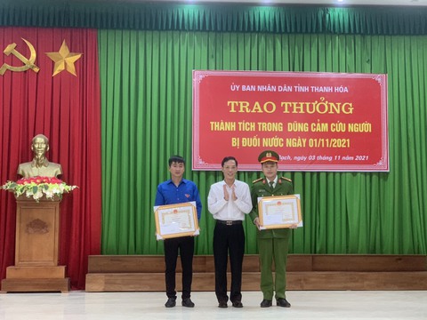 Khen thưởng phó công an xã và bí thư đoàn cứu cháu bé thoát chết đuối - Ảnh 1.