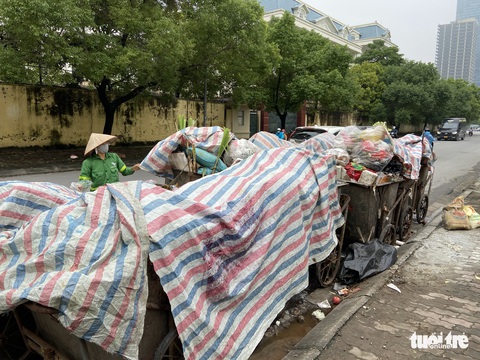 Rác sinh hoạt ùn ứ tại nhiều tuyến đường, khu đô thị ở Hà Nội - Ảnh 6. Rác sinh hoạt ùn ứ tại nhiều tuyến đường, khu đô thị ở Hà Nội - Ảnh 6.
