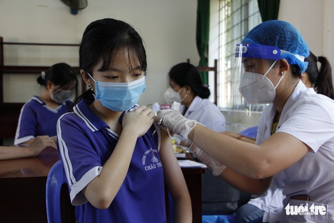 Kiên Giang: Tiêm vắc xin COVID-19 cho học sinh lớp 12 để trở lại trường học trực tiếp - Ảnh 1. Kiên Giang: Tiêm vắc xin COVID-19 cho học sinh lớp 12 để trở lại trường học trực tiếp - Ảnh 1.