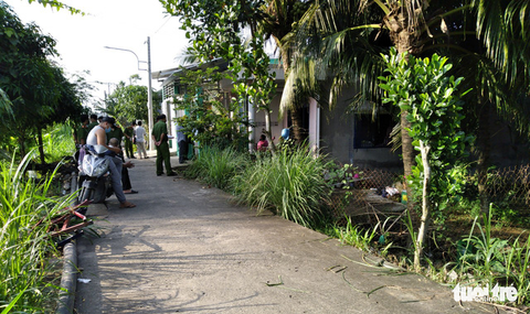 Nghi ghen tuông, chồng khóa cửa tưới xăng đốt nhà làm vợ và con gái chết - Ảnh 1. Nghi ghen tuông, chồng khóa cửa tưới xăng đốt nhà làm vợ và con gái chết - Ảnh 1.