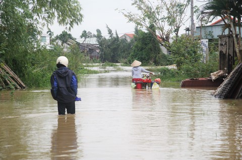 Nhiều khu vực ở Quảng Nam ngập sâu, dân dùng ghe đi lại - Ảnh 3. Nhiều khu vực ở Quảng Nam ngập sâu, dân dùng ghe đi lại - Ảnh 3.